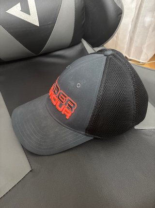 Gorra Under Armour Negra y Roja