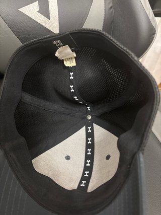 Gorra Under Armour Negra y Roja