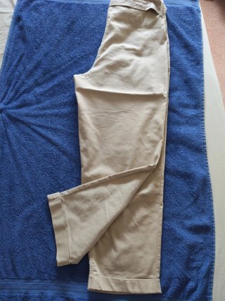 Pantalón beige con cinturón