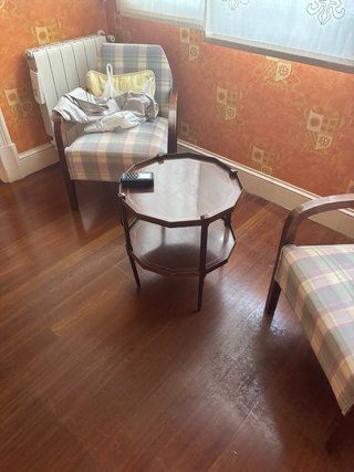 Conjunto vintage: 2 sillas y mesa auxiliar