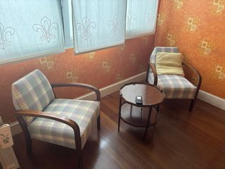Conjunto vintage: 2 sillas y mesa auxiliar