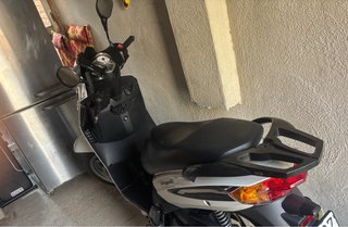 Moto Scooter Negra y Blanca