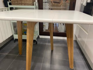 Mesa abatible y 4 taburetes Sklum