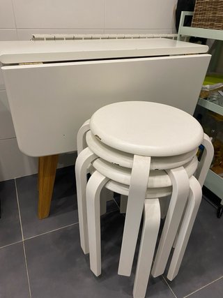 Mesa abatible y 4 taburetes Sklum