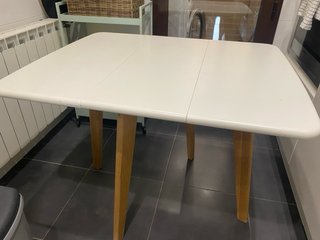 Mesa abatible y 4 taburetes Sklum