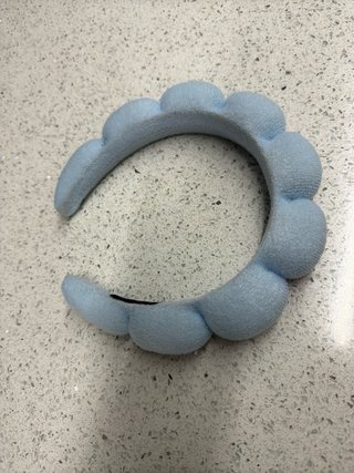 Diadema azul con pompones