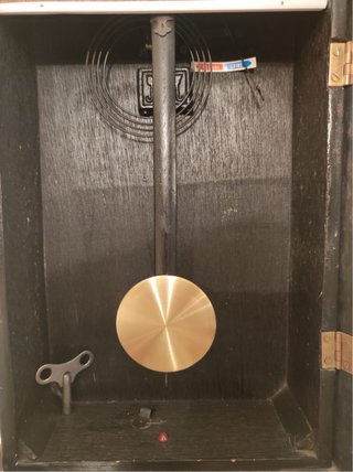 Reloj de péndulo antiguo de madera