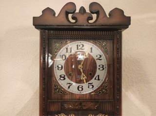 Reloj de péndulo antiguo de madera