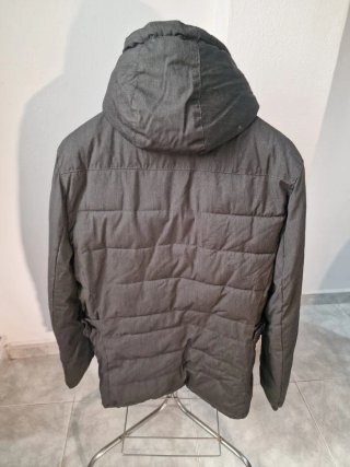 Chaqueta gris con capucha