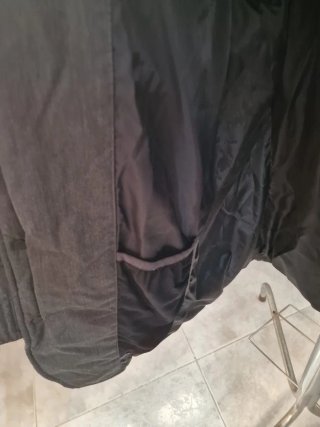 Chaqueta gris con capucha