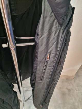 Chaqueta gris con capucha