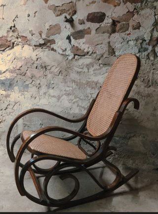 Dondola classica in legno curvato e rattan