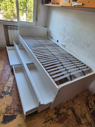 Estructura de cama blanca con cajones