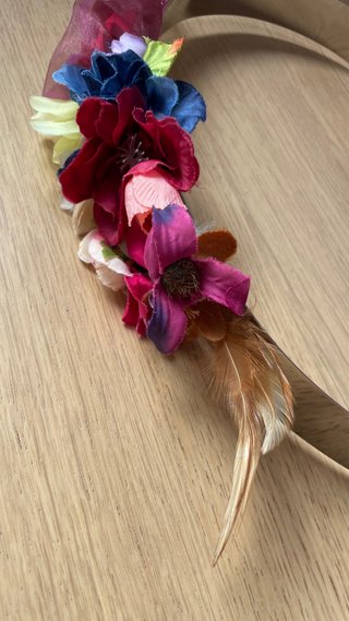 Cinturón rígido de flores plateado