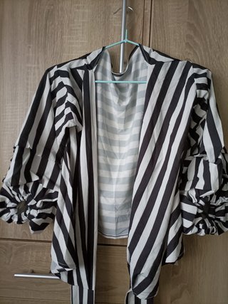 Blusa cruzada de rayas blancas y negras