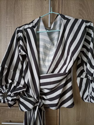 Blusa cruzada de rayas blancas y negras
