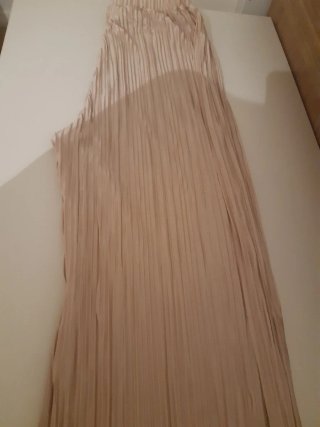 Elegante pantalón plisado satén beige, goma cint.