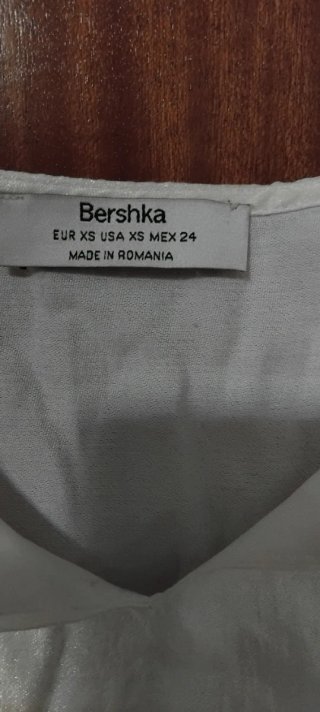 Top Bershka blanco brillante talla XS