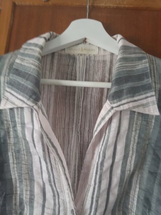 Camisa de rayas gris y rosa