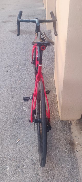 Bicicleta de carretera Pinarello Roja