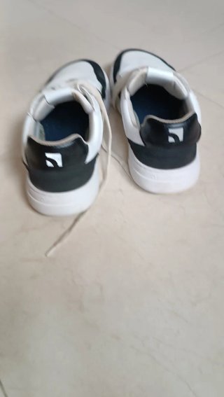 Zapatillas Barebarics Blancas y Negras