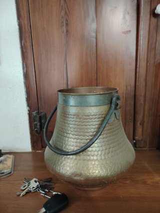 Caldero de cobre martillado con asa