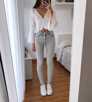Vaquero pitillo gris claro de Bershka – Talla 36