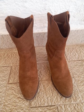 Botines ante tacón marrón