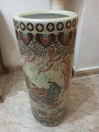 Paragüero con detalles grabados