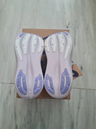 Zapatillas Asics Nimbus 28 Morado/Blanco.