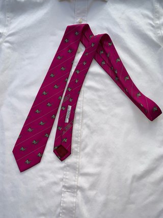 Corbata fucsia con estampado de pájaros