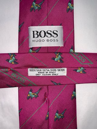 Corbata fucsia con estampado de pájaros