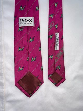 Corbata fucsia con estampado de pájaros
