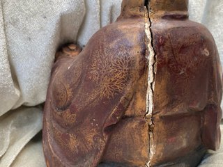 Buddha in legno scolpito e dipinto