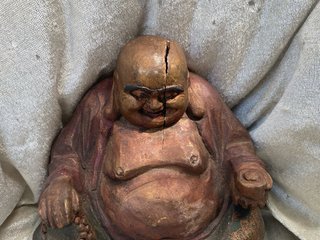 Buddha in legno scolpito e dipinto