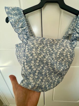 Top floral con volantes