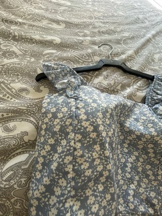 Top floral con volantes