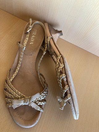 Sandalias Prada Tacón Bajo Dorado Beige