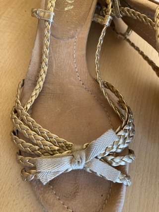 Sandalias Prada Tacón Bajo Dorado Beige