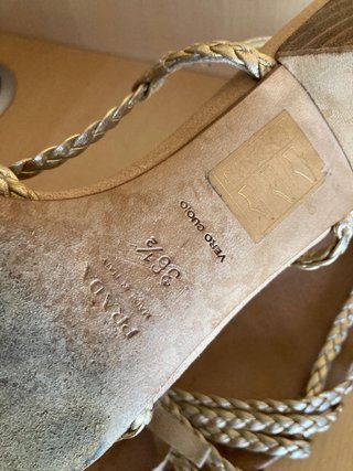 Sandalias Prada Tacón Bajo Dorado Beige