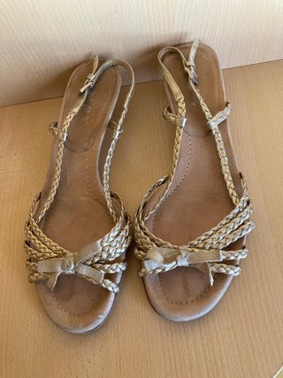 Sandalias Prada Tacón Bajo Dorado Beige