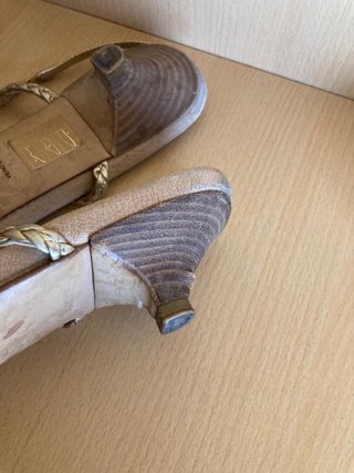 Sandalias Prada Tacón Bajo Dorado Beige