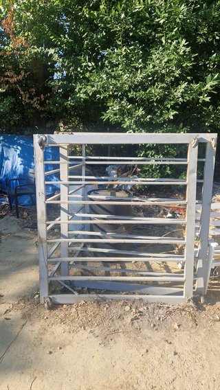 Estructura metálica con ruedas
