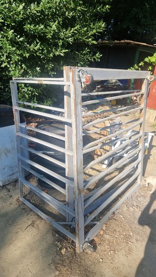 Estructura metálica con ruedas