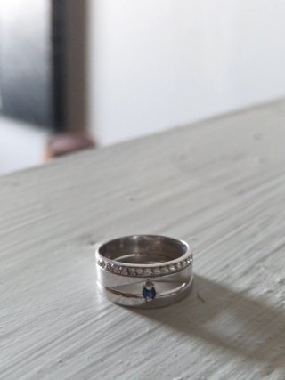 Anillo Oro Blanco Zafiro y Diamantes