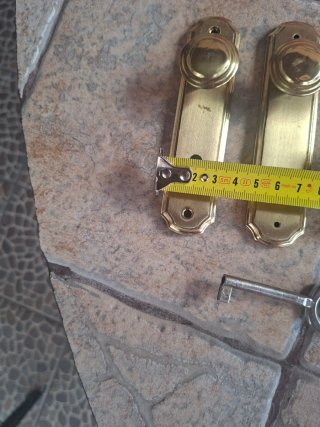 Tiradores antiguos y llave de metal dorado