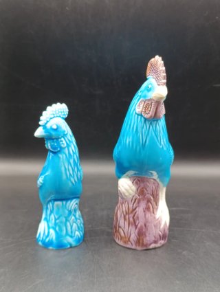 Figuras de gallos azul turquesa