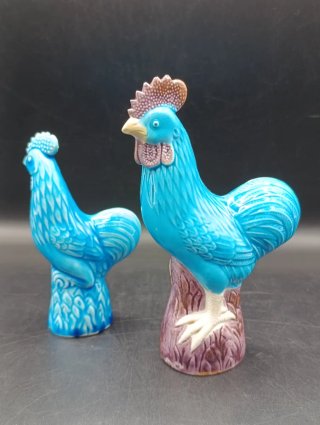 Figuras de gallos azul turquesa
