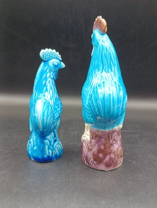 Figuras de gallos azul turquesa
