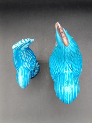 Figuras de gallos azul turquesa